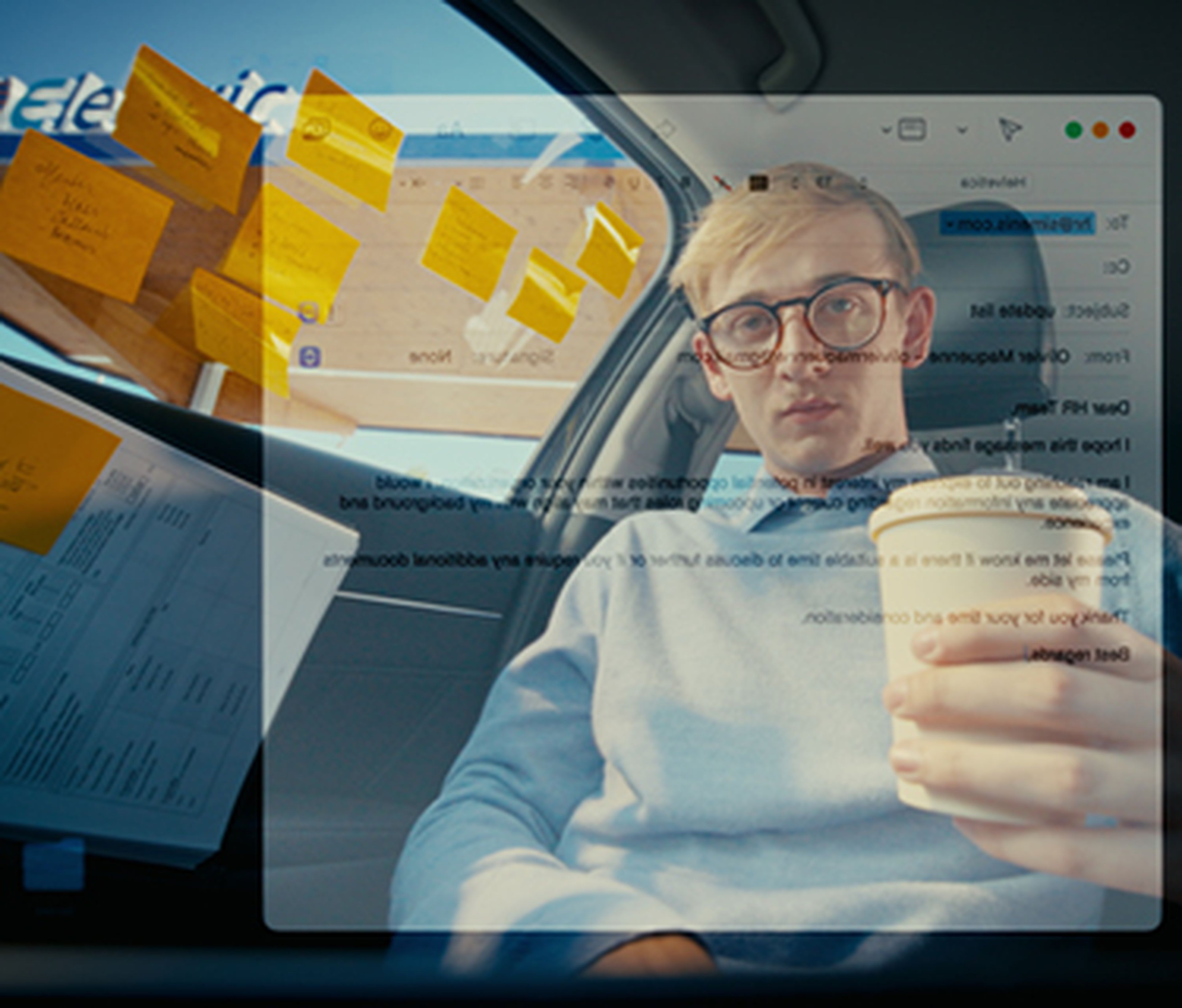 Een fleet manager zit in zijn auto met een koffiebeker in de hand, terwijl het scherm van zijn laptop reflecteert op het raam. Op het scherm zijn e-mails zichtbaar en het raam is bedekt met gele post-its. Buiten is een Tango electric laadpaal te zien.