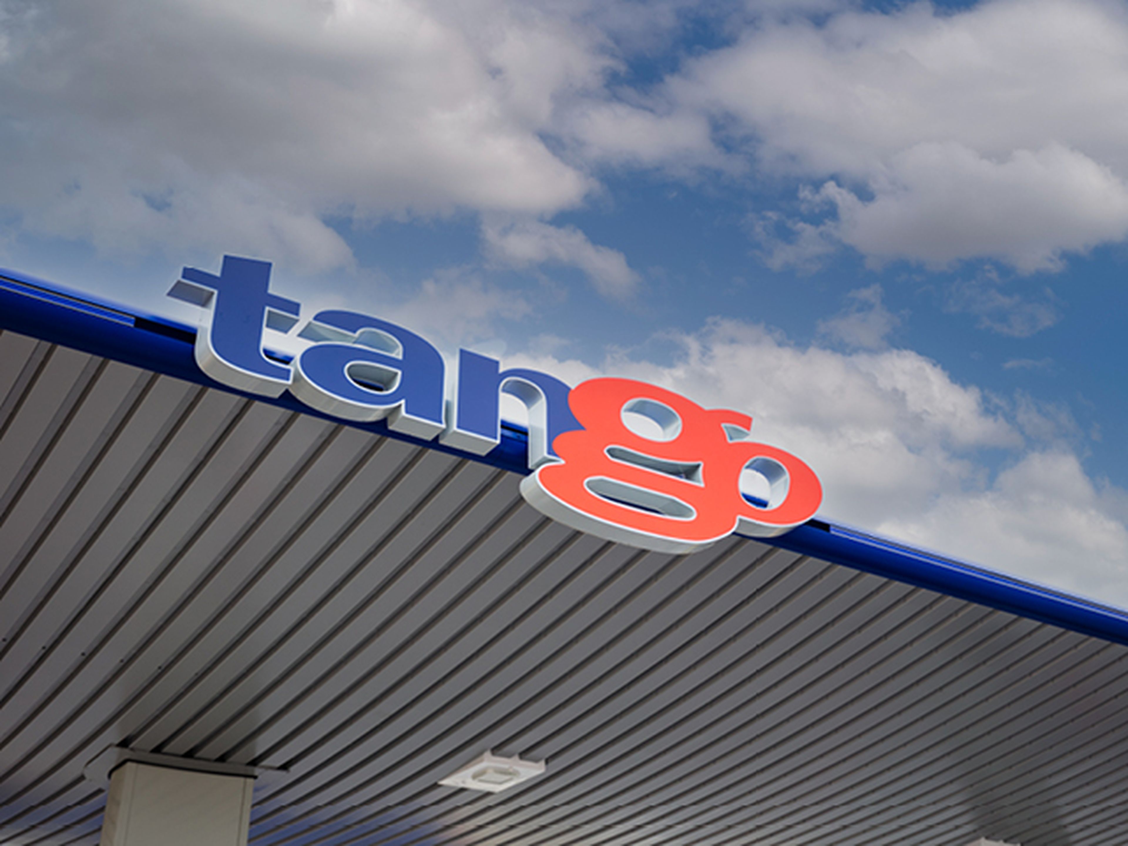 Tango logo op de luifel van het tankstation