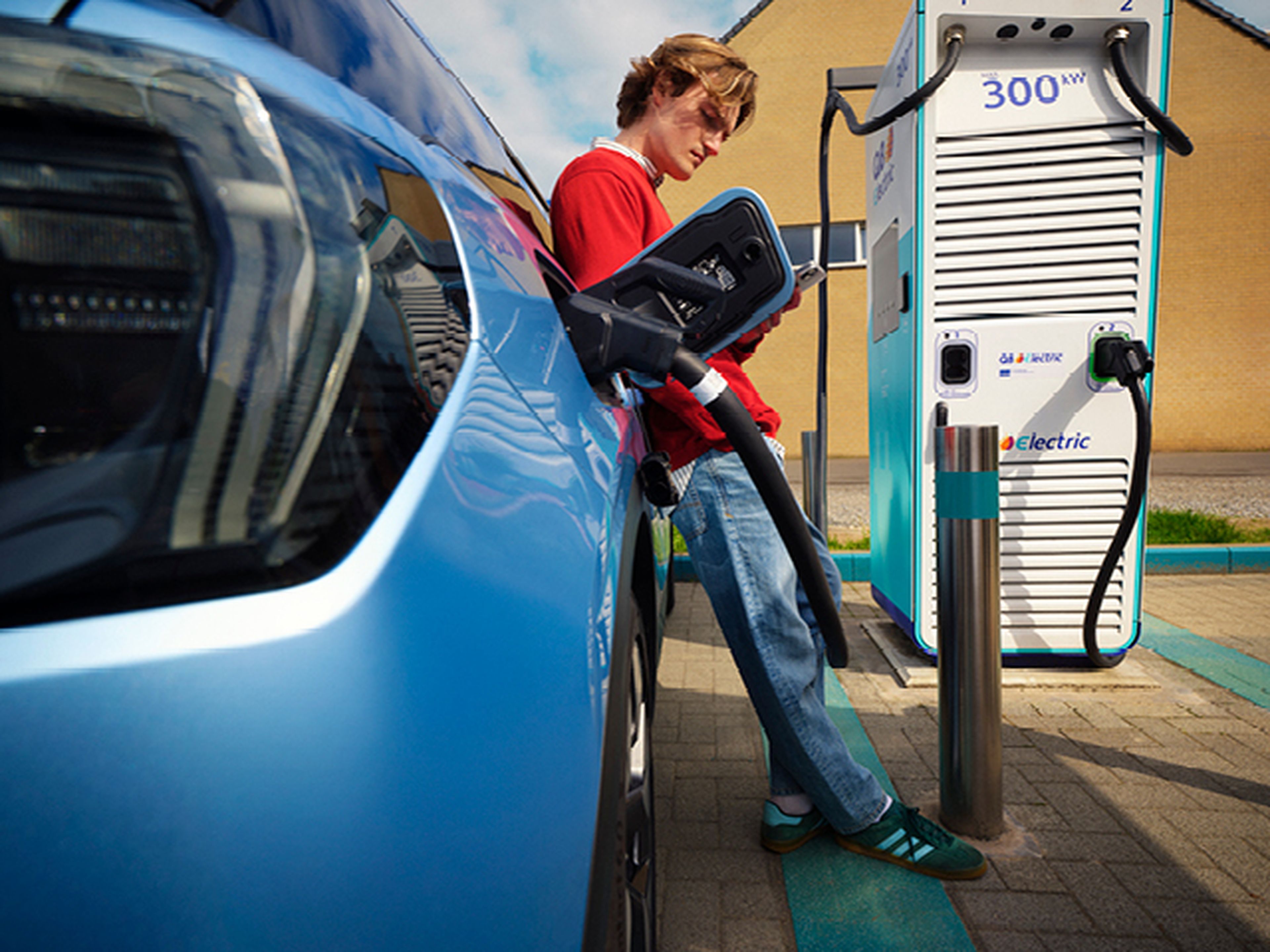 Man bij Q8 Electric snellader