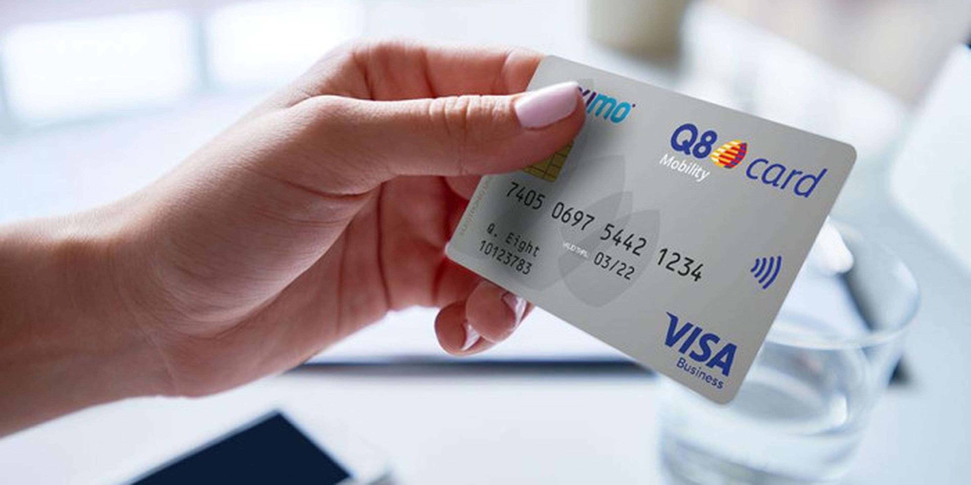 Een hand houdt een Tango mobility card vast, een grijze zakelijke betaalkaart.