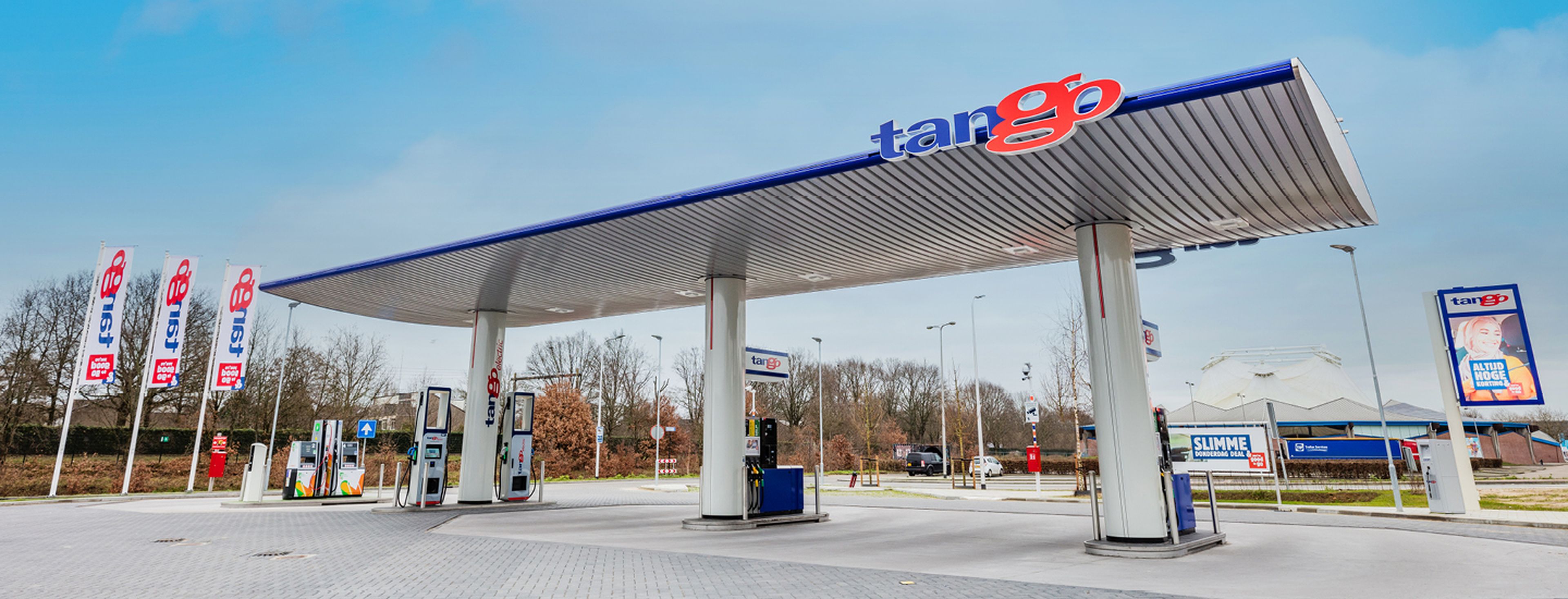 Tango tankstation met vlaggen en banners