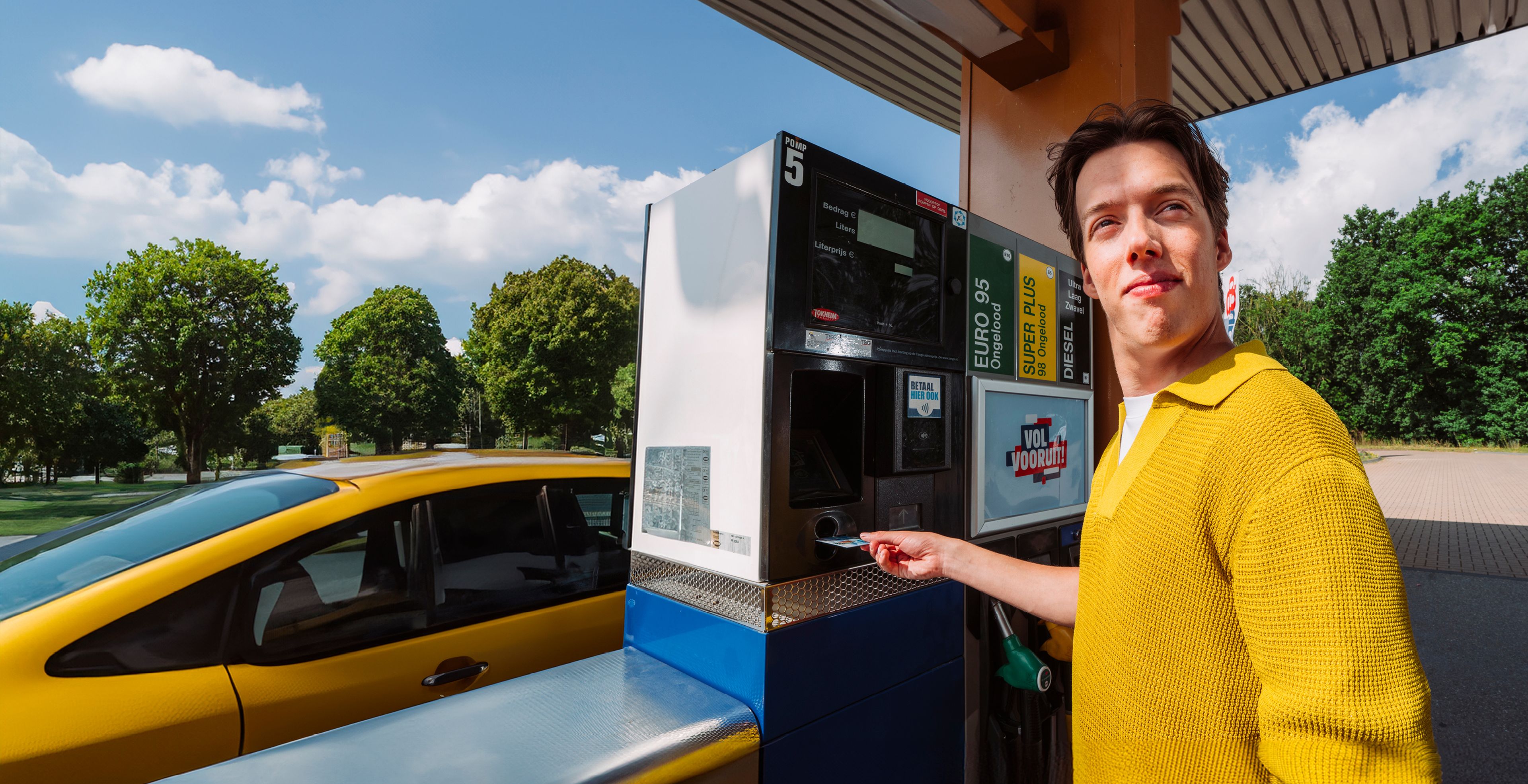 Een man is de Tango liberty tankkaart aan het gebruiken bij een Tango tankstation