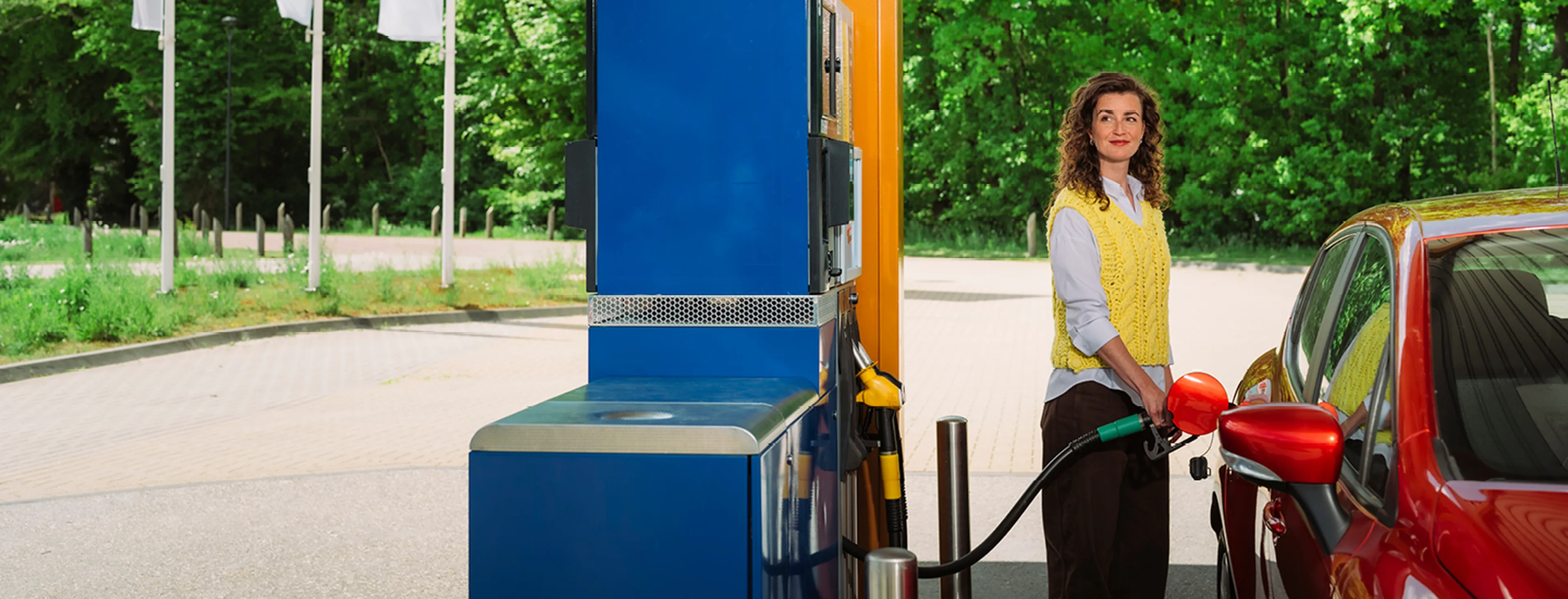 Vrienden bij Q8 tankstation.​