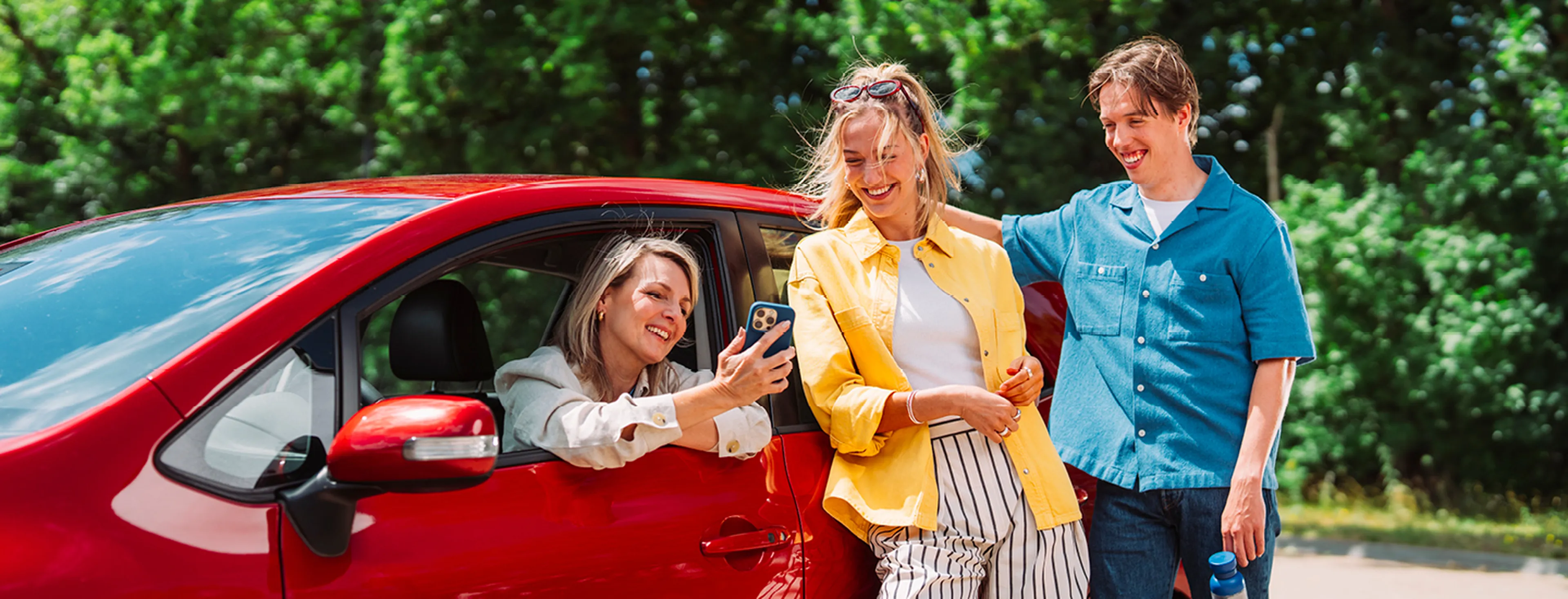 Man steekt Tango tankpas in terminal bij Tango tankstation