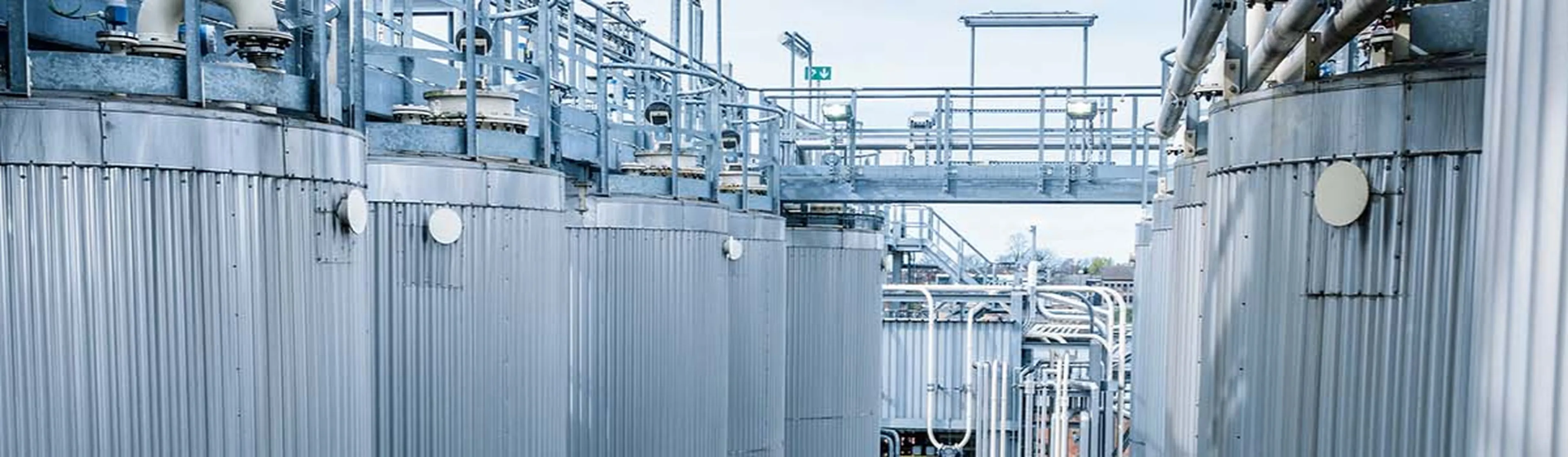 Industriële opslagtanks en leidingen op het terrein van de Q8Oils blending plant in Antwerpen.