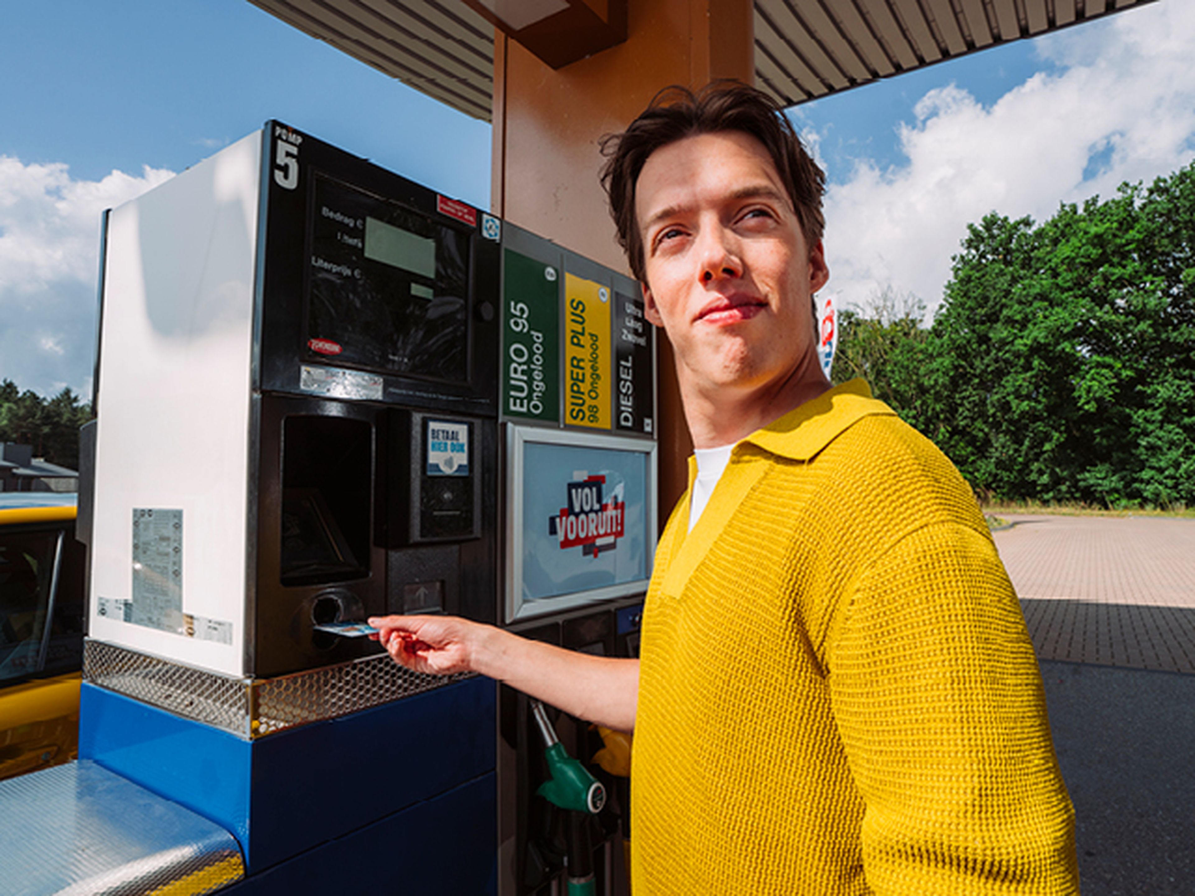 een man die een Tango tankpas gebruikt bij een Tango tankstation