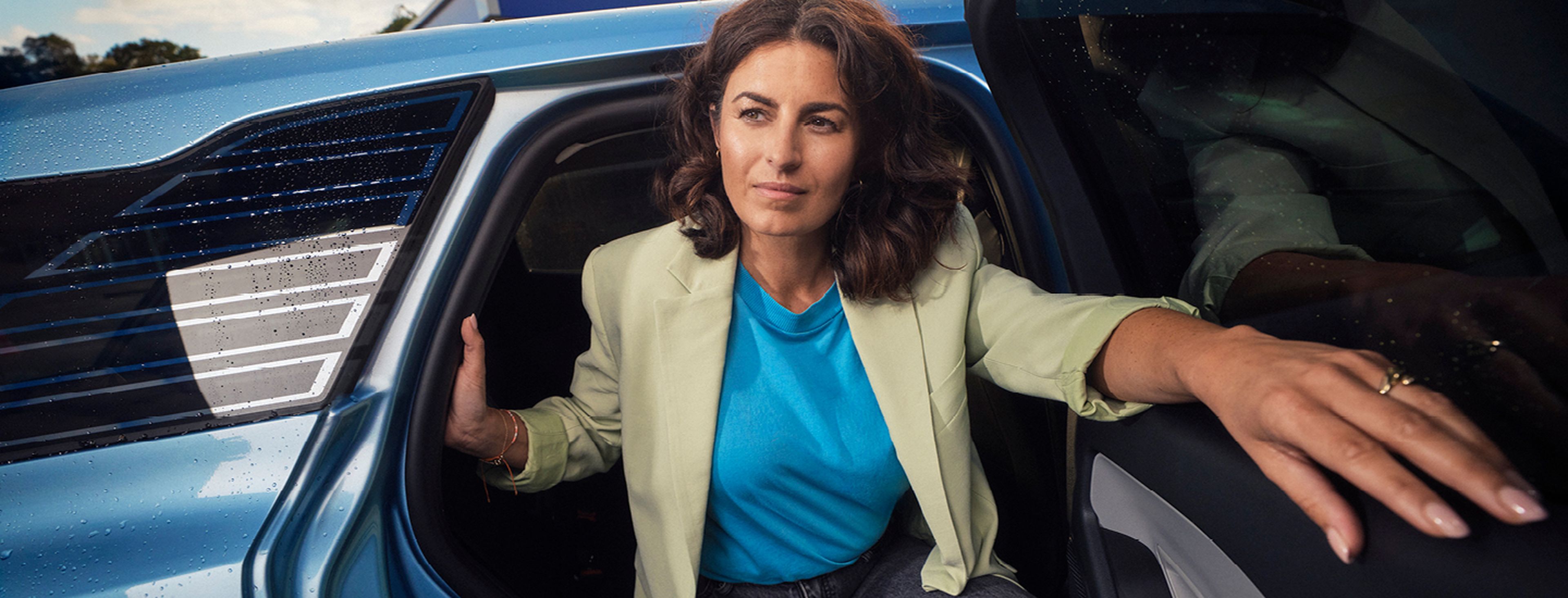 vrouw die uit een auto stapt die een fleetmanager is