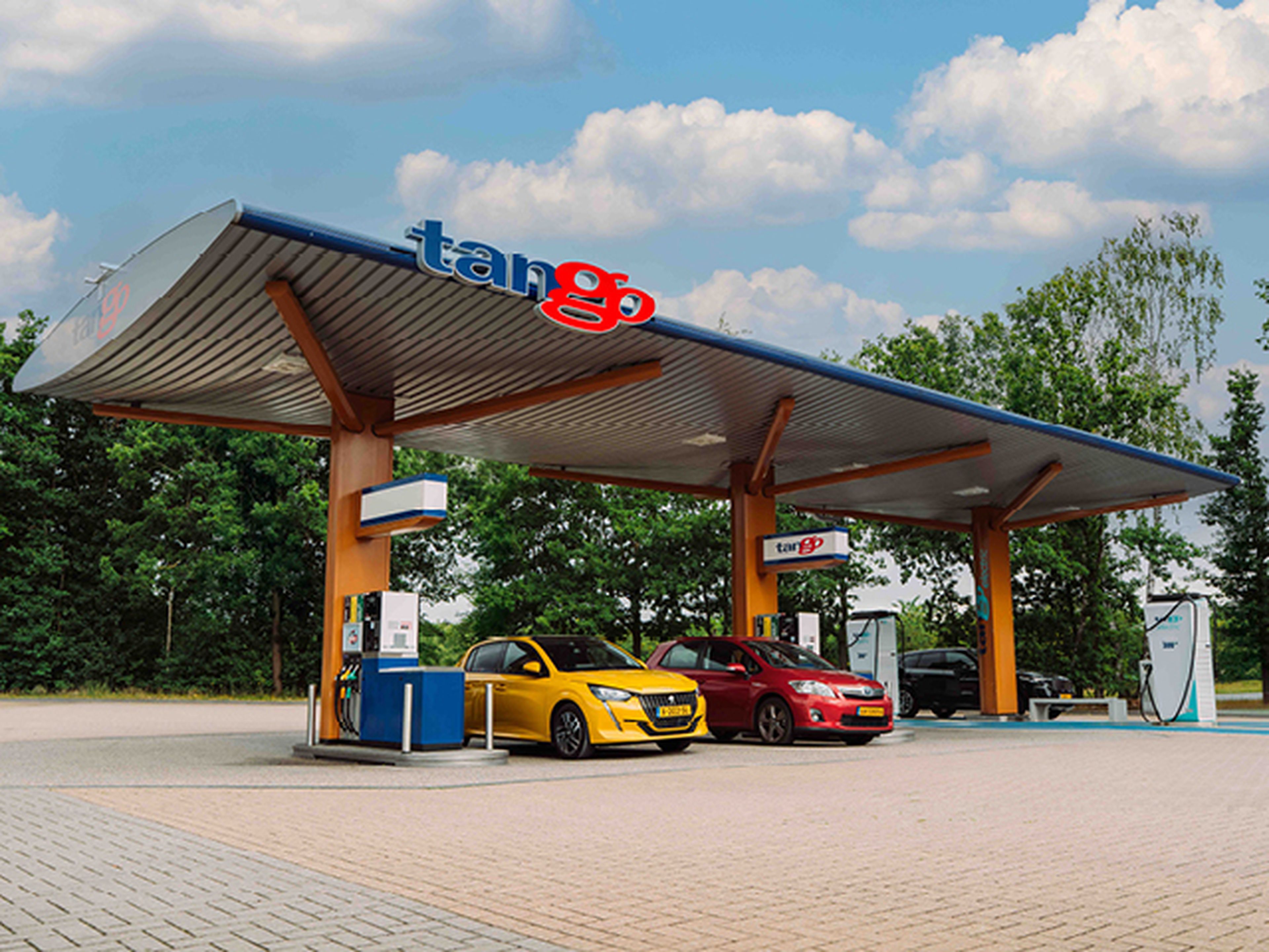 Gele een rode auto tanken bij Tango tankstation