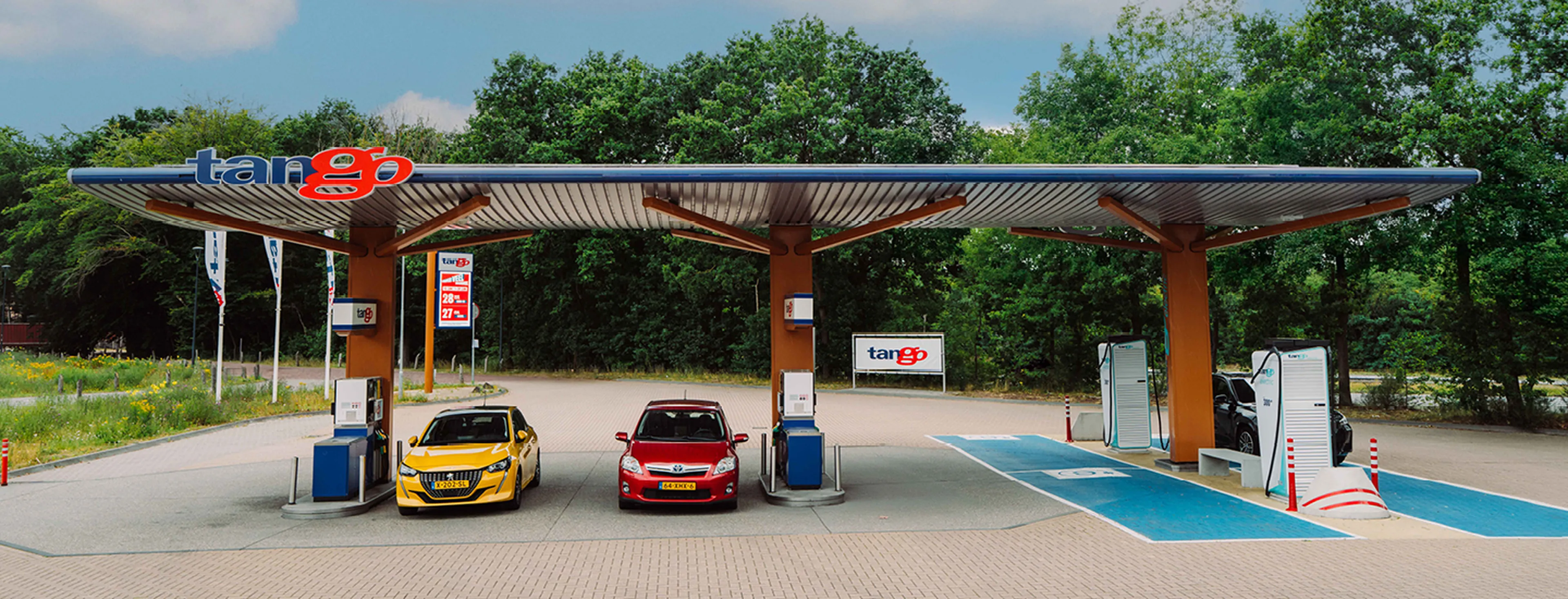 Tango tankstation met Tango electric laadpalen