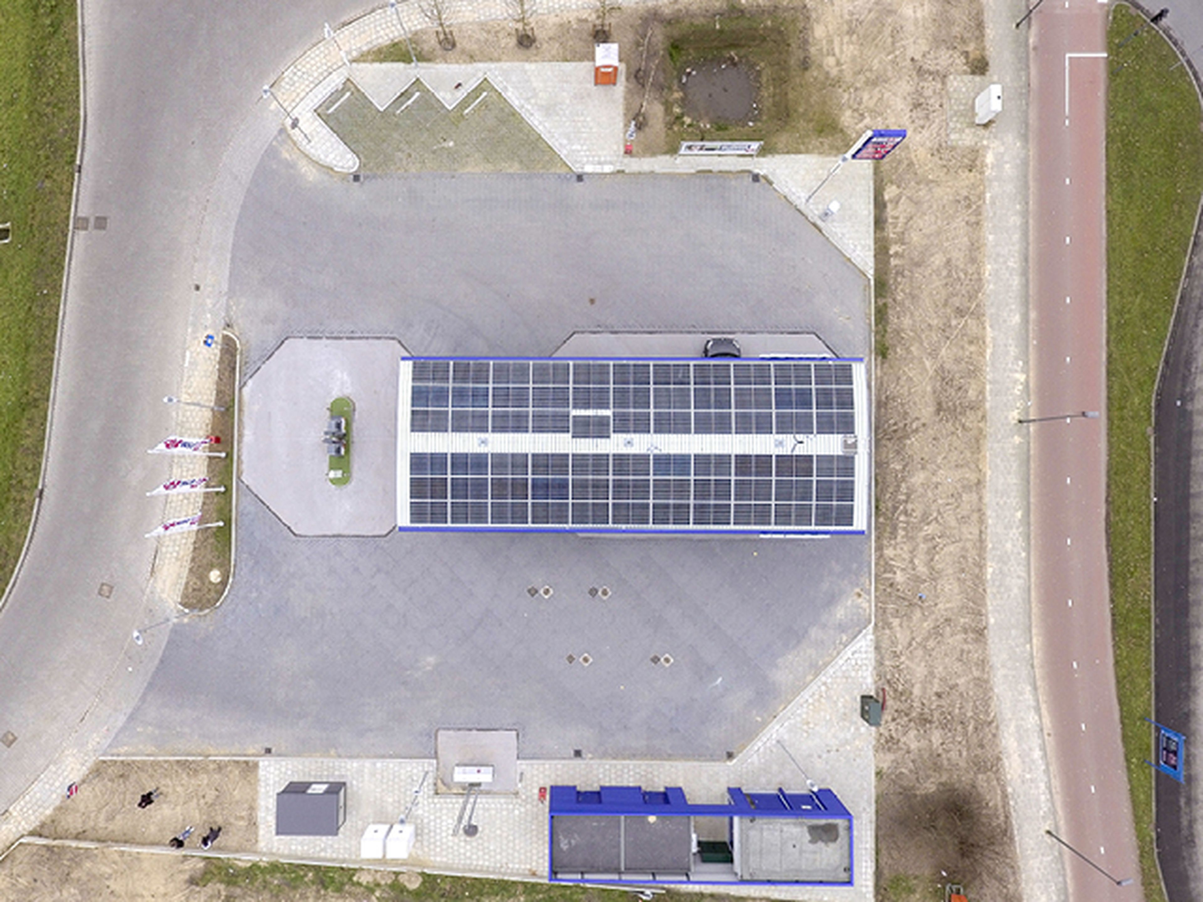 Bovenaanzicht van tankstation met zonnepanelen