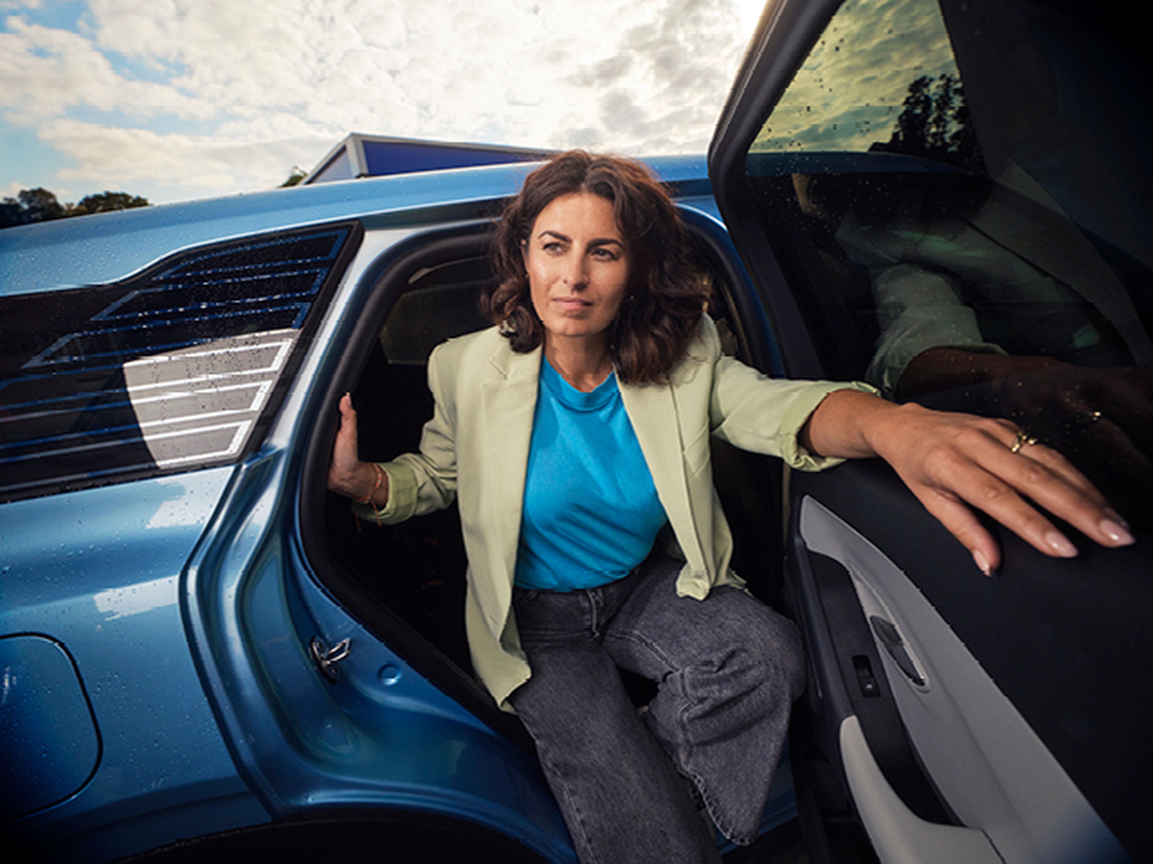 een vrouw stapt uit een auto die een fleetmanager is